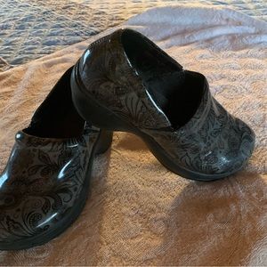 Nursemates bryar slip resistant clogs